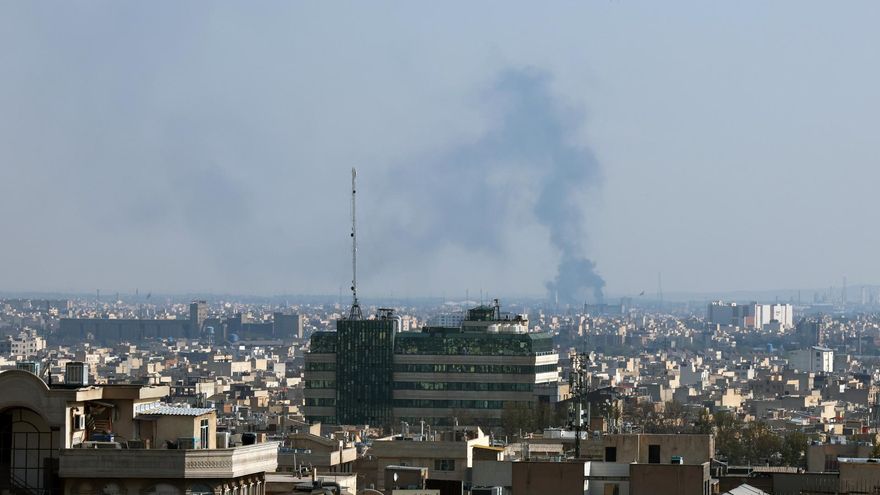 Humo provocado por un bombardeo en el centro de la capital de Irán, Teherán, el 1 de abril de 2026.