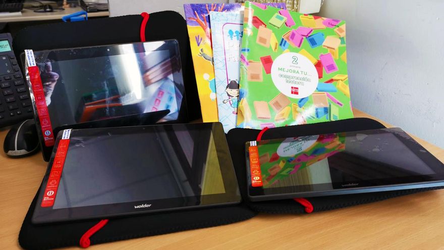 Las tablets se otorgan en calidad de préstamo entre los centros y las familias.