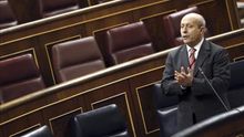 El ministro José Ignacio Wert, solo en la tribuna del Congreso de los Diputados. /EFE