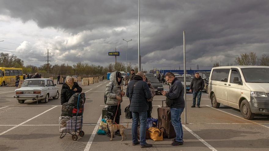 Civiles evacuados de Mariupol se dirigen a un centro de acogida en Zaporiya. EFE/EPA/ROMAN PILIPEY