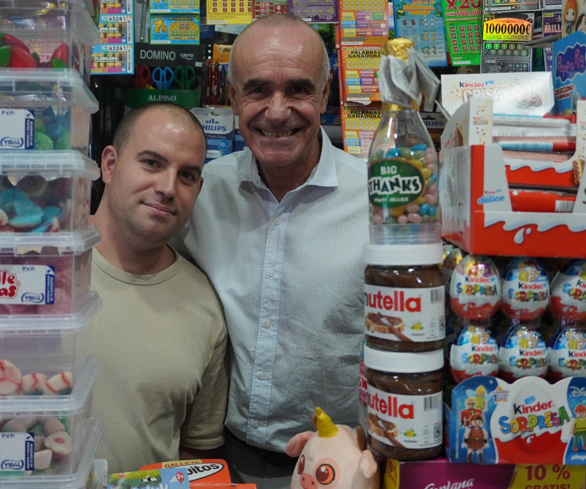 Antonio Muñoz, con un vecino en un quiosco en Triana.