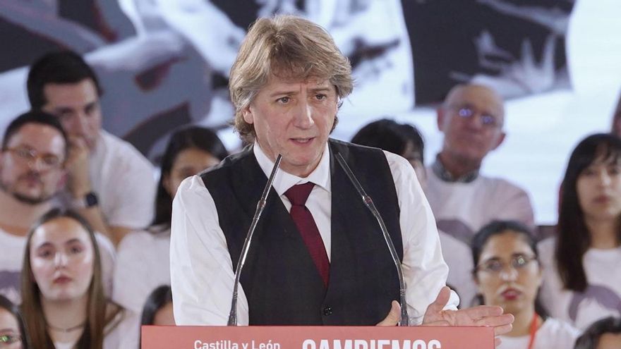 El candidato socialista a la presidencia de la Junta de Castilla y León, Carlos Martínez, durante su intervención en el mitin del cierre de campaña de la elecciones al parlamento de Castilla y León del próximo domingo, que los socialistas han celebrado este viernes en Valladolid