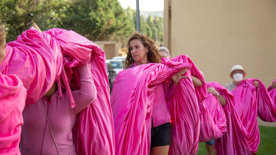 Un lazo rosa gigante sobre las 'Tetas de Viana': en busca de un récord para luchar contra el cáncer de mama