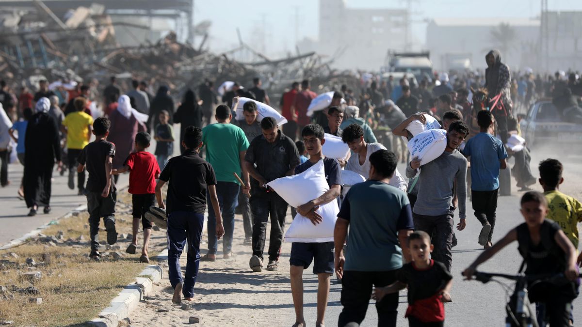 Una multitud carga bolsas de comida en Deir al-Balah el pasado 18 de mayo.