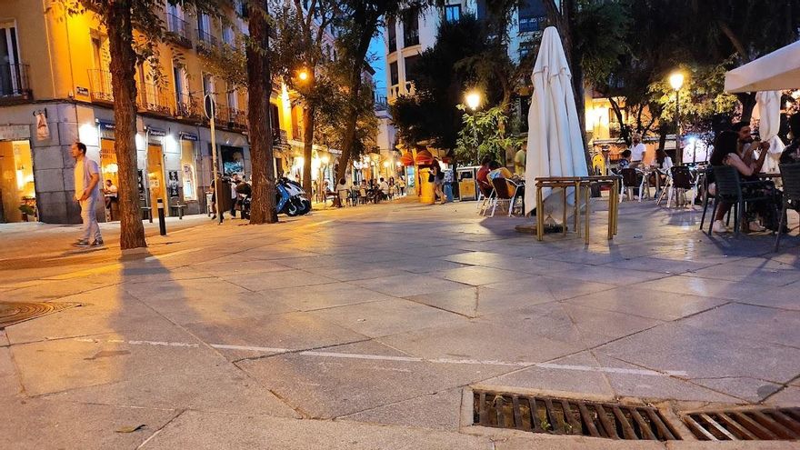 Vacío que dejaban el pasado sábado los vendedores en la franja paralela de la calle San Andrés que discurre entre las dos escaleras de bajada al foso de la plaza Dos de Mayo, su ubicación habitual