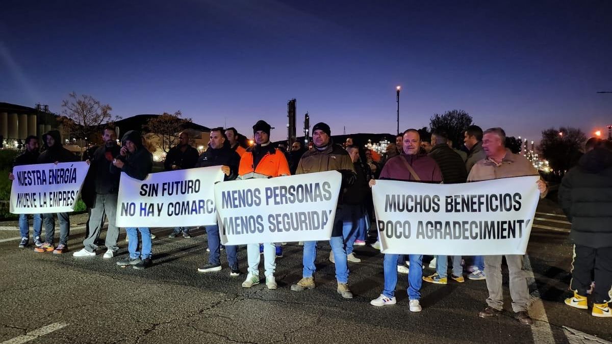 Un centenar de trabajadores se movilizan en Repsol Puertollano contra el nuevo modelo organizativo