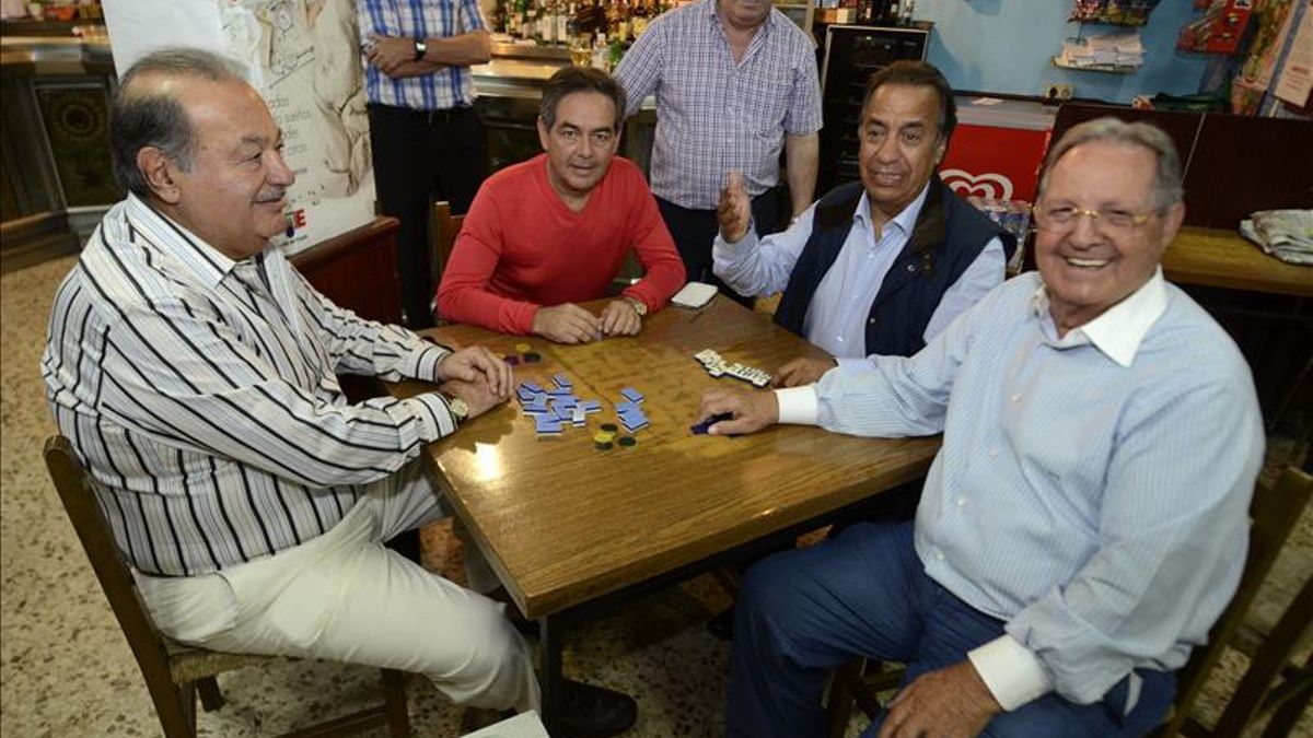 Una partida de dominó en Galicia, el agosto de Slim, el más rico del planeta