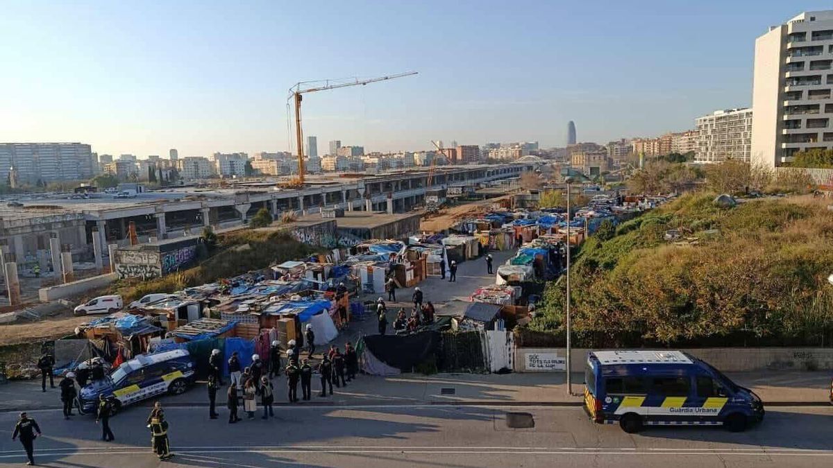 El Ayuntamiento de Barcelona desaloja a 200 personas de dos asentamientos en las obras del tren de la Sagrera