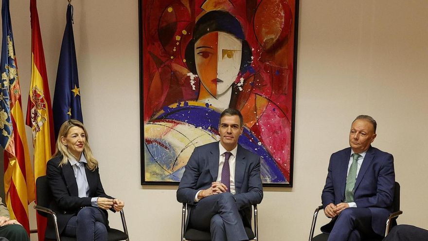 El presidente del Gobierno, Pedro Sánchez, junto a la vicepresidenta segunda Yolanda Díaz y el presidente de la Confederación Empresarial de la Comunitat Valenciana, Salvador Navarro.