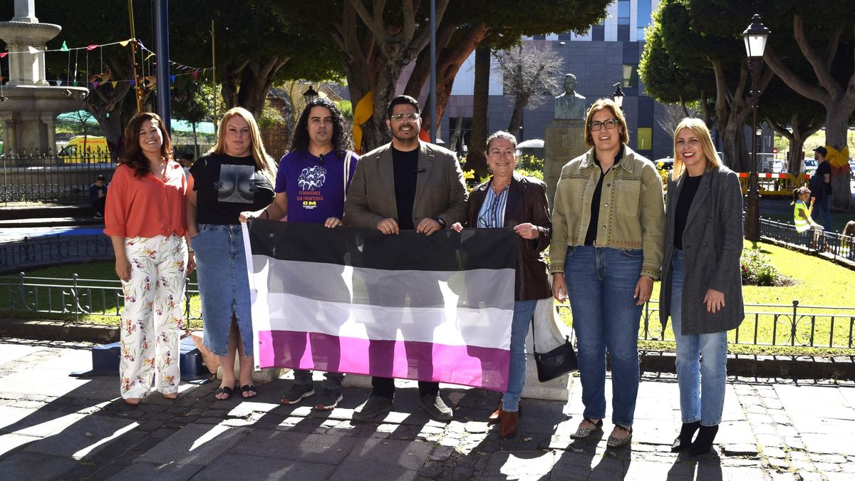 Joss C.Pérez junto al alcalde de La Laguna y otros miembros del colectivo LGTBIAQ+ y del Ayuntamiento en la izada de la bandera asexual