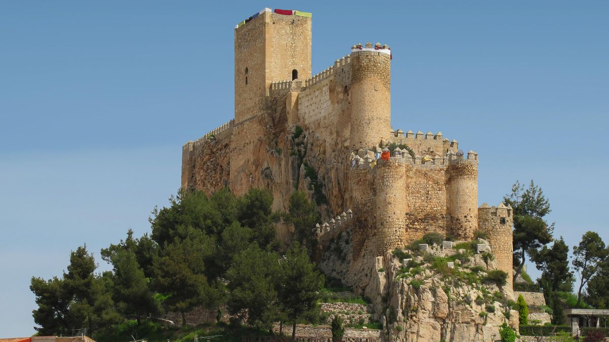 La villa de Albacete que cuenta con un impresionante castillo medieval que data del siglo X