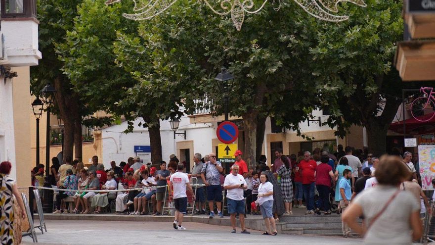 Personas en Salobre (Albacete) esperando a los ciclistas