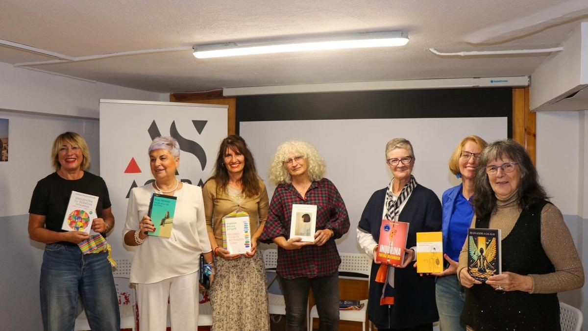 La Asociación Consuelo Berges reúne a siete escritoras en el Ágora Luis Toca por el Día de las Escritoras
