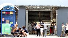 Varios personas son atendidas en el lugar del atentado en La Rambla.