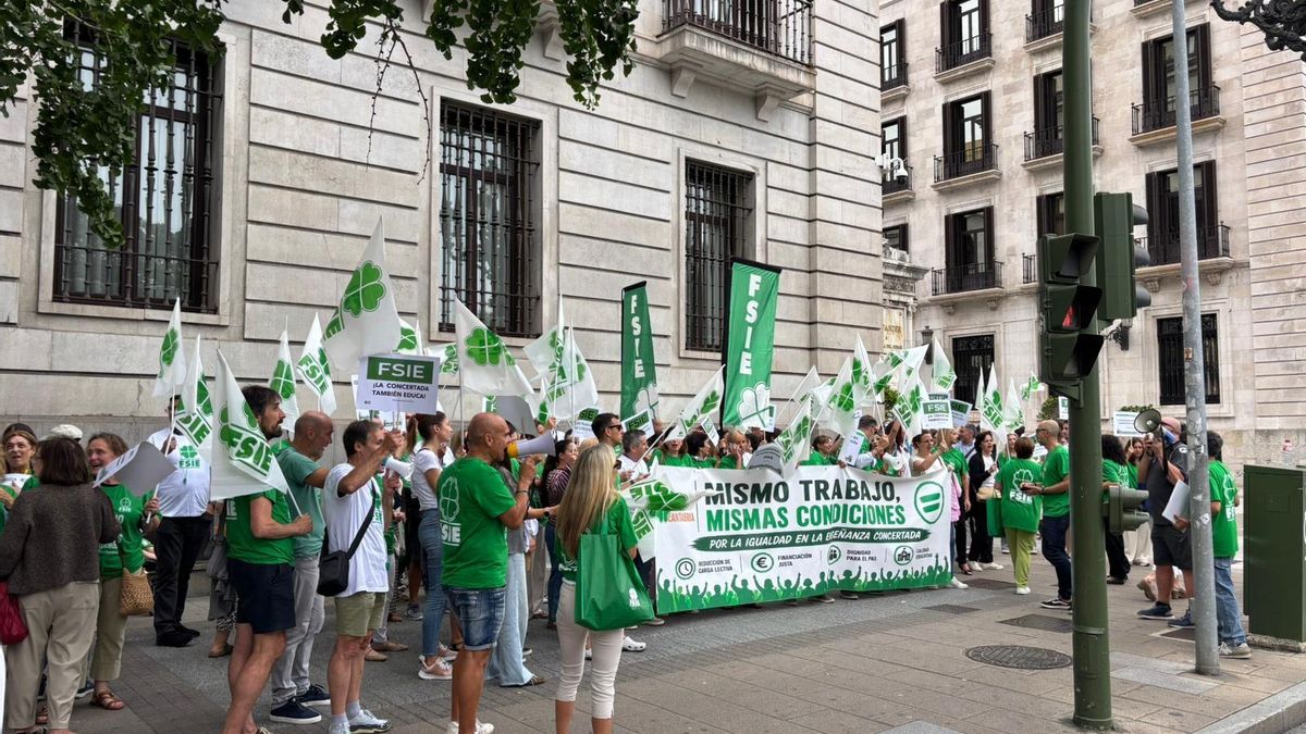 Docentes de educación concertada reclaman en Santander "el mismo trato en financiación y condiciones laborales" que la pública