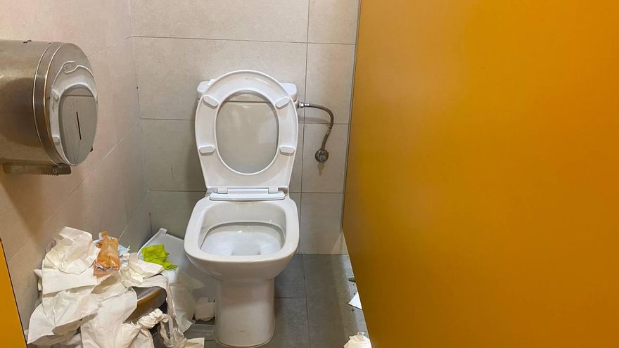 Basura en uno de los baños del parque infantil del García Sanabria.