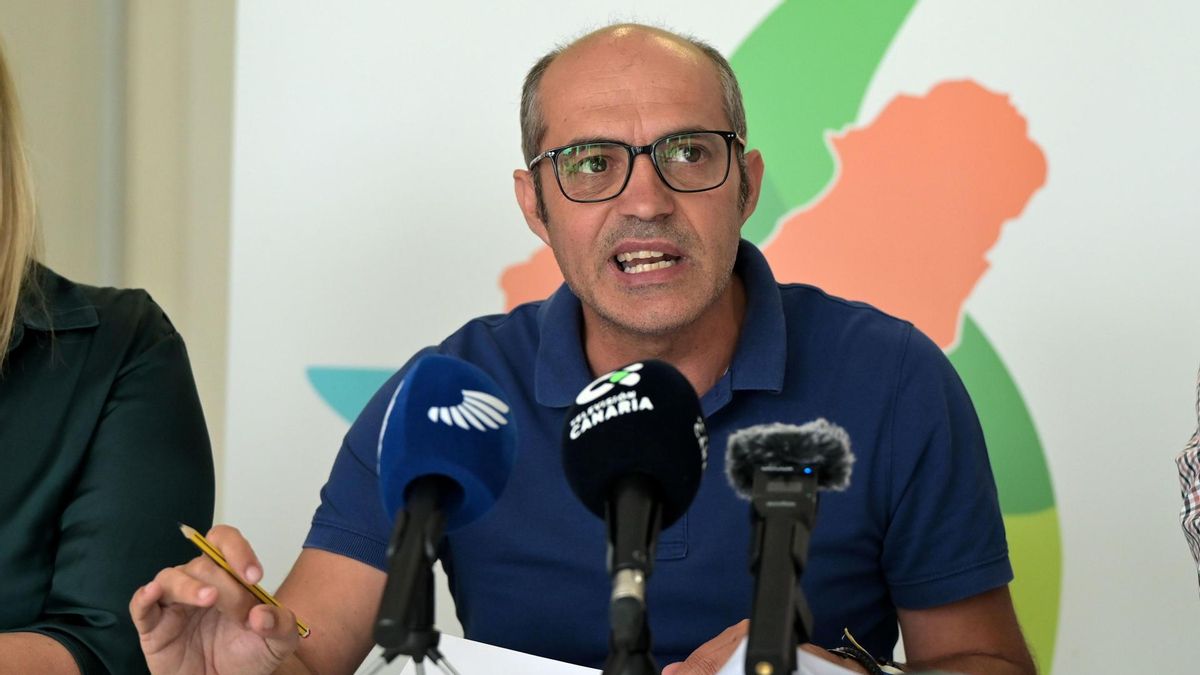 El presidente de Asamblea Herreña, David Cabrera de León, durante la rueda de prensa ofrecida tras la destitución de Cabrera como vicepresidente primero del Cabildo de El Hierro y miembro del consejo de Gobierno de la institución insular.