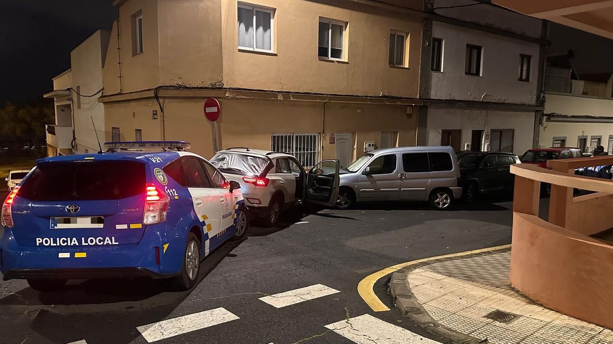 Chocan contra un vehículo y una casa cuando huían en un coche robado por La Laguna