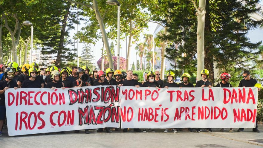 Protesta de lo bomberos a las puertas de la Ciudad de la Justicia de Valencia