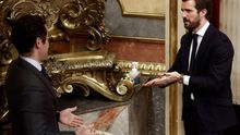 Pablo Casado se lava las manos en el Congreso el día del pleno del 9 de abril.