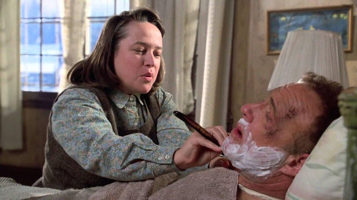 Kathy Bates, "cuidando" a James Caan en 'Misery'