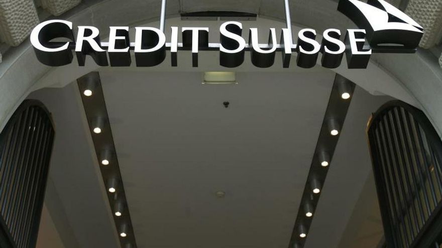 Foto de archivo de la entrada de la sede del banco suizo Credit Suisse en Zúrich (Suiza) tomada el 22 de octubre de 2009. Archivo. EPA/Steffen Schmidt