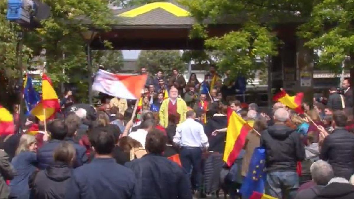 Uno de los lazos amarillos en la Plaza de los Fueros de Rentería