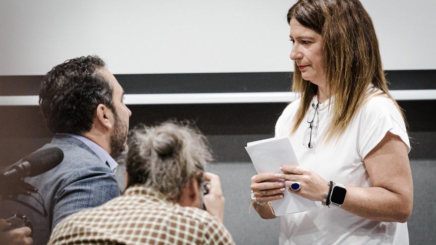 El empresario Víctor de Aldama y la exmilitante socialista Leire Díez, durante una rueda de prensa en el Hotel Novotel, a 4 de junio de 2025, en Madrid  (España).