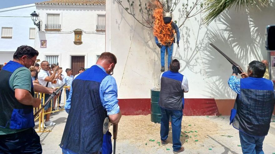 Coripe tirotea y quema como Judas al piloto que estrelló el helicóptero de la DGT y dio positivo en drogas