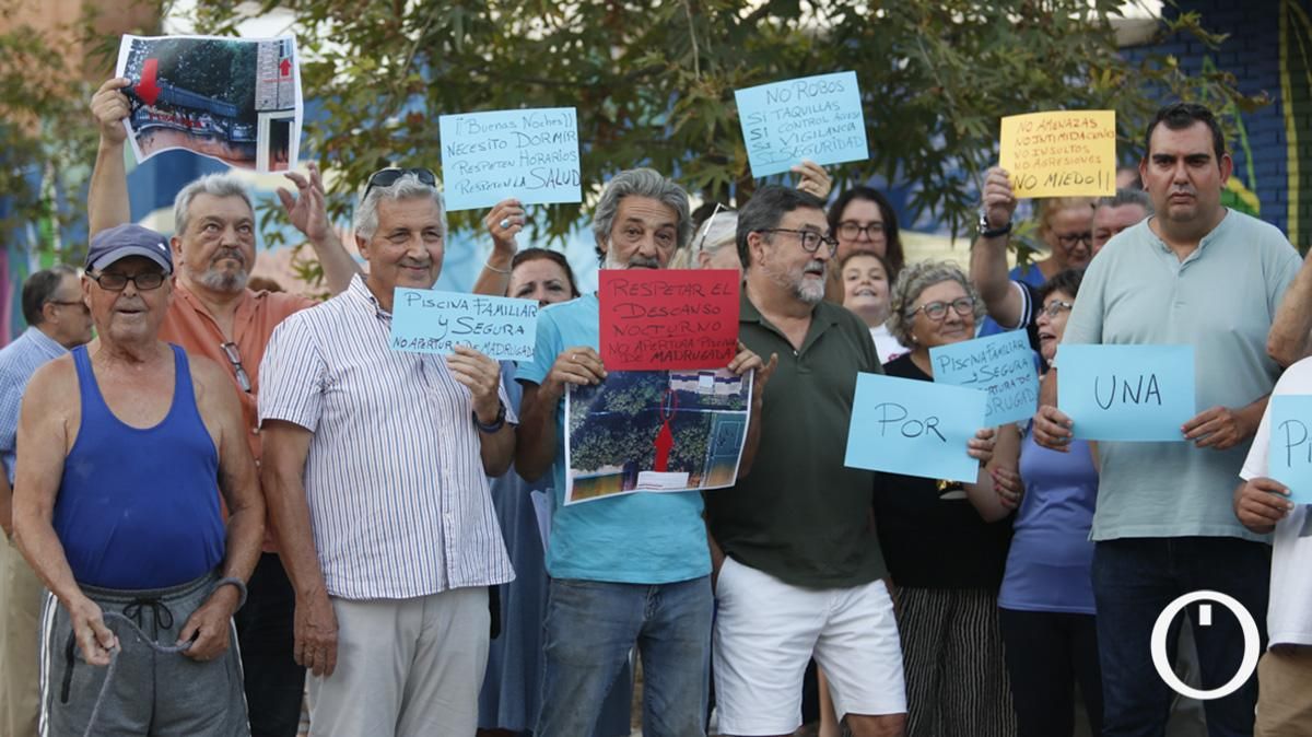 Protesta vecinal en la piscina de la Fuensanta