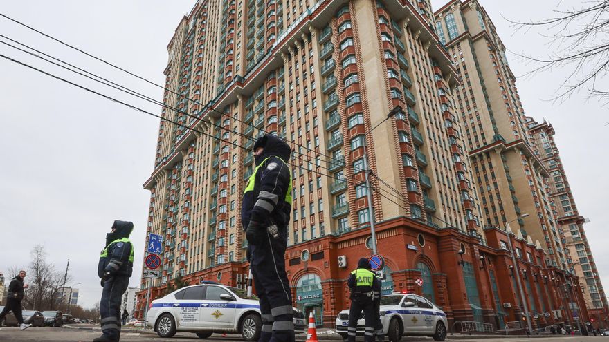 Un atentado con explosivos mata a un líder paramilitar prorruso en un conjunto residencial en Moscú