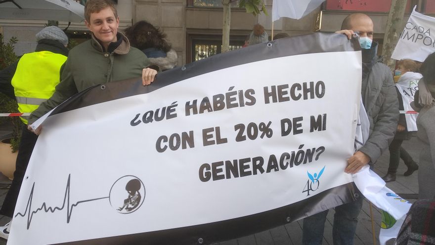 Dos asistentes a la manifestación contra el aborto y la eutanasia en Madrid sostienen su pancarta.