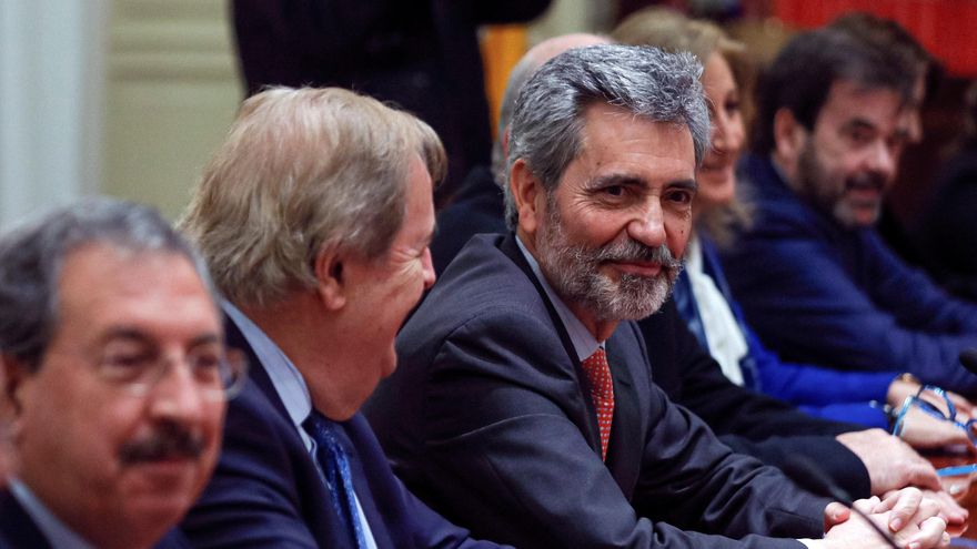 El presidente del CGPJ, Carlos Lesmes (d), durante un pleno del Consejo General del Poder Judicial. EFE/Emilio Naranjo/Archivo