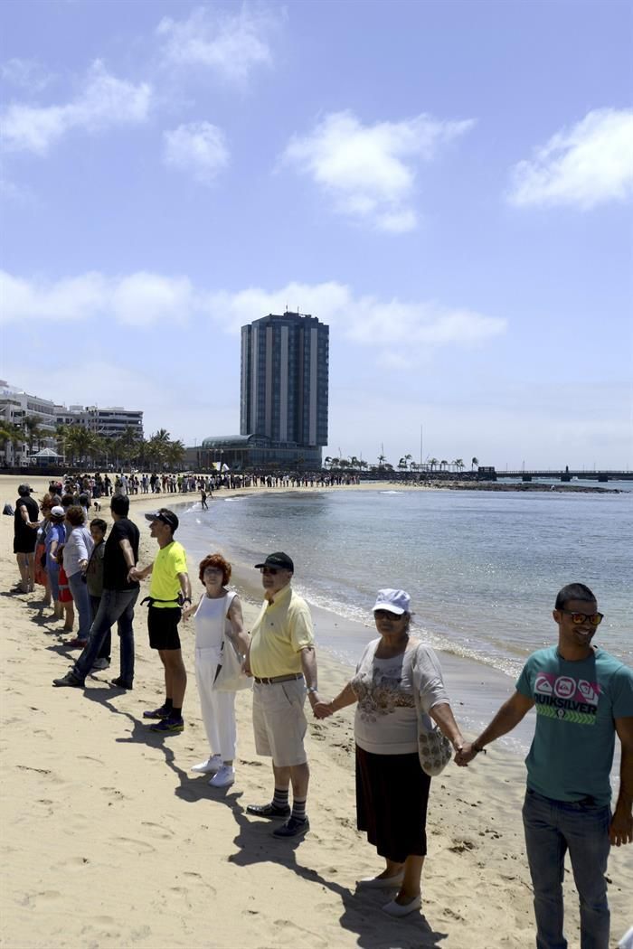 Asistentes a la cadena humana convocada en la playa de Arrecife por la Plataforma por un Nuevo Modelo Energético para manifestar su rechazo a que se autoricen prospecciones petrolíferas en aguas cercanas a Lanzarote y Fuerteventura. EFE/Javier Fuentes