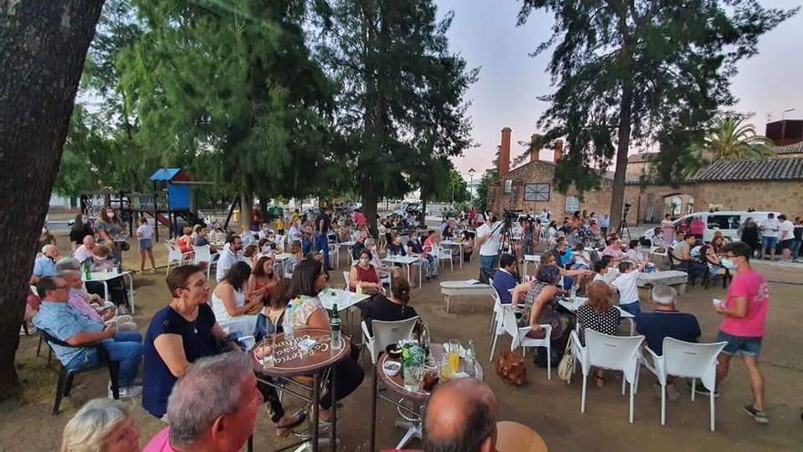 Vecinos de Villafranca de los Barros (Badajoz) en una actividad cultural celebrada a finales de junio
