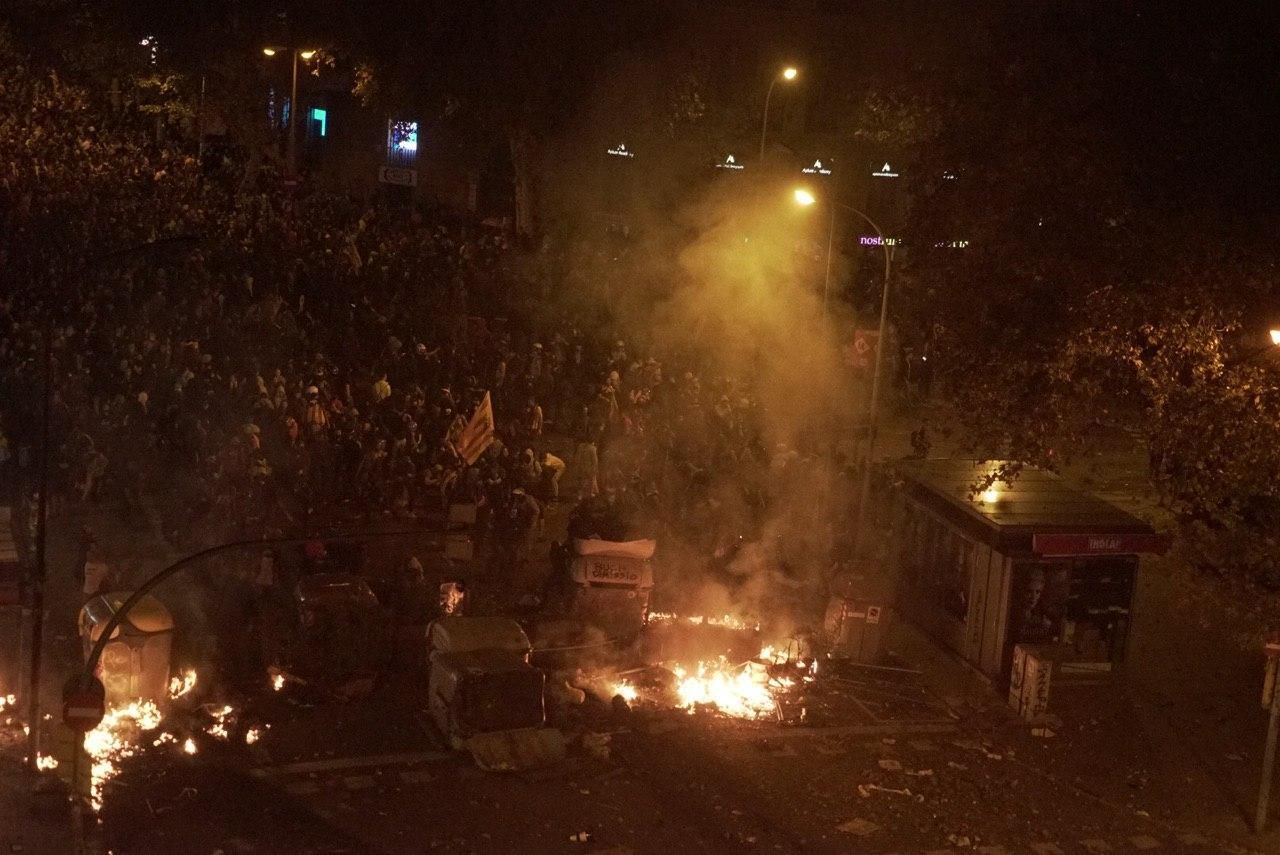 Una barricada y fuegos en las calles de Barcelona en la quinta jornada de protestas.