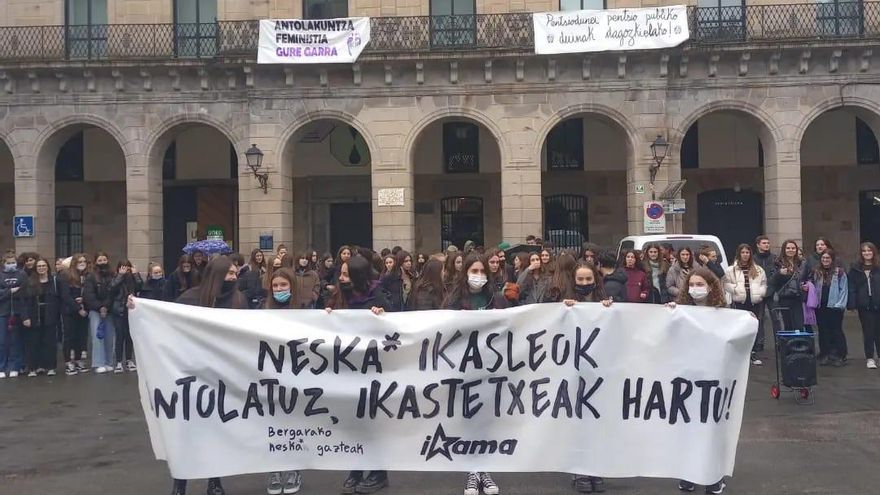 Un grupo de mujeres jóvenes de Bergara durante la concentración por el 8M celebrada esta mañana