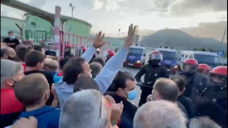 Los trabajadores de Petronor denuncian la actuación "desproporcionada" de la Ertzaintza durante un piquete, que se ha saldado con un detenido y varios heridos