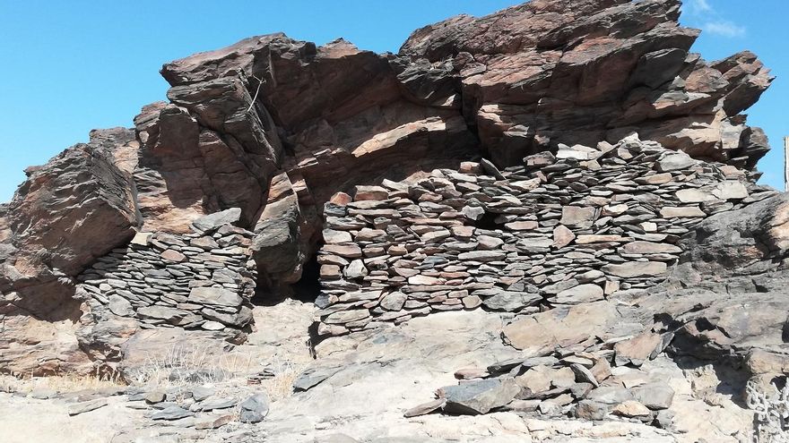 Se han documentado viviendas de piedra, cuevas, sepulturas y construcciones de compleja interpretación como las denominadas torretas, entre otros