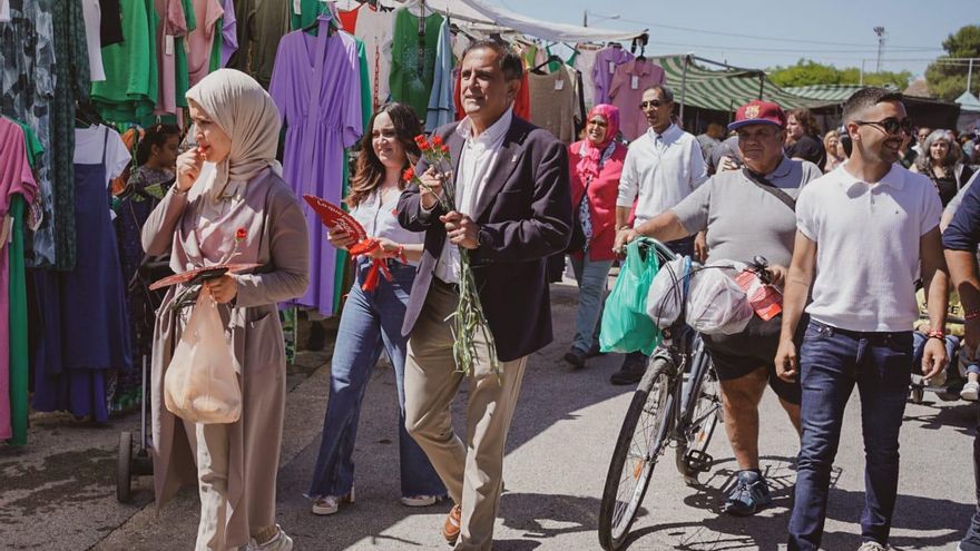 El alcalde socialista de Murcia, José Antonio Serrano, en el mercado de El Raal | Álvaro Rabadán