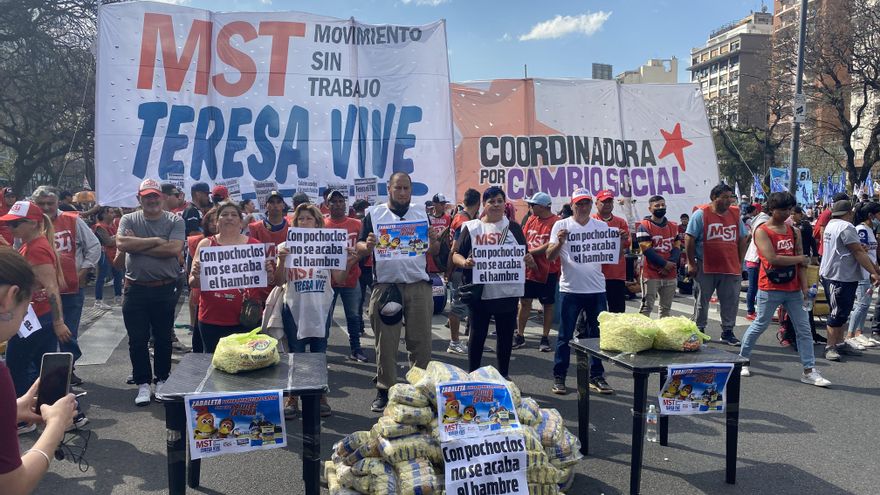 Acampe en Desarrollo Social: “Antes nos mandaban polenta, ahora maíz pisingallo para hacer pochoclo”