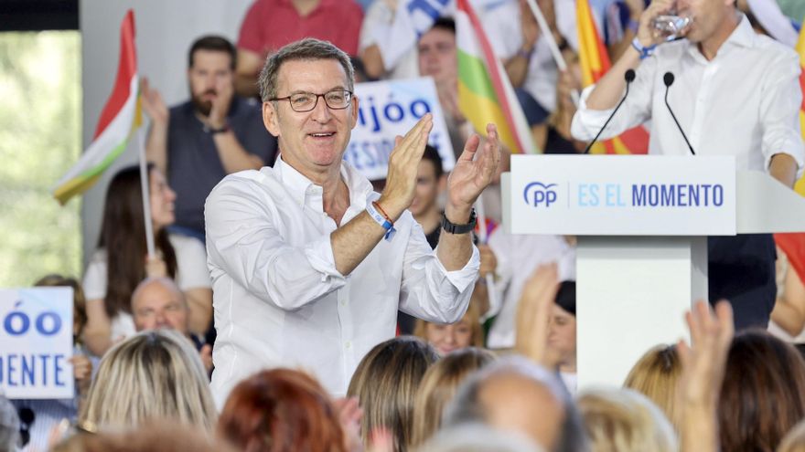 El presidente del Partido Popular y candidato a la presidencia del Gobierno Alberto Núñez Feijóo (i) este sábado en Vitoria, durante un acto público junto a Carlos Iturgaiz y Ainoa Domaica, portavoz del PP en la ciudad alavesa. EFE/ David Aguilar