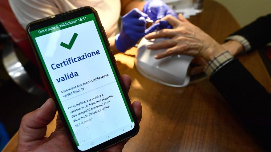 Una persona muestra su certificado covid en un centro de estética en Génova, Italia. EFE/EPA/LUCA ZENNARO