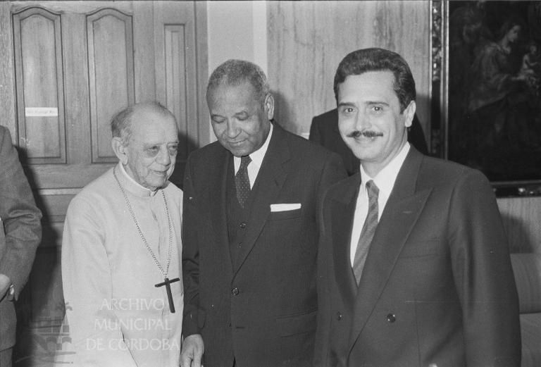 El director general de la Unesco, Mokthar M'Bow, el obispo Helder Cámara, y el exalcalde de Córdoba, Herminio Trigo