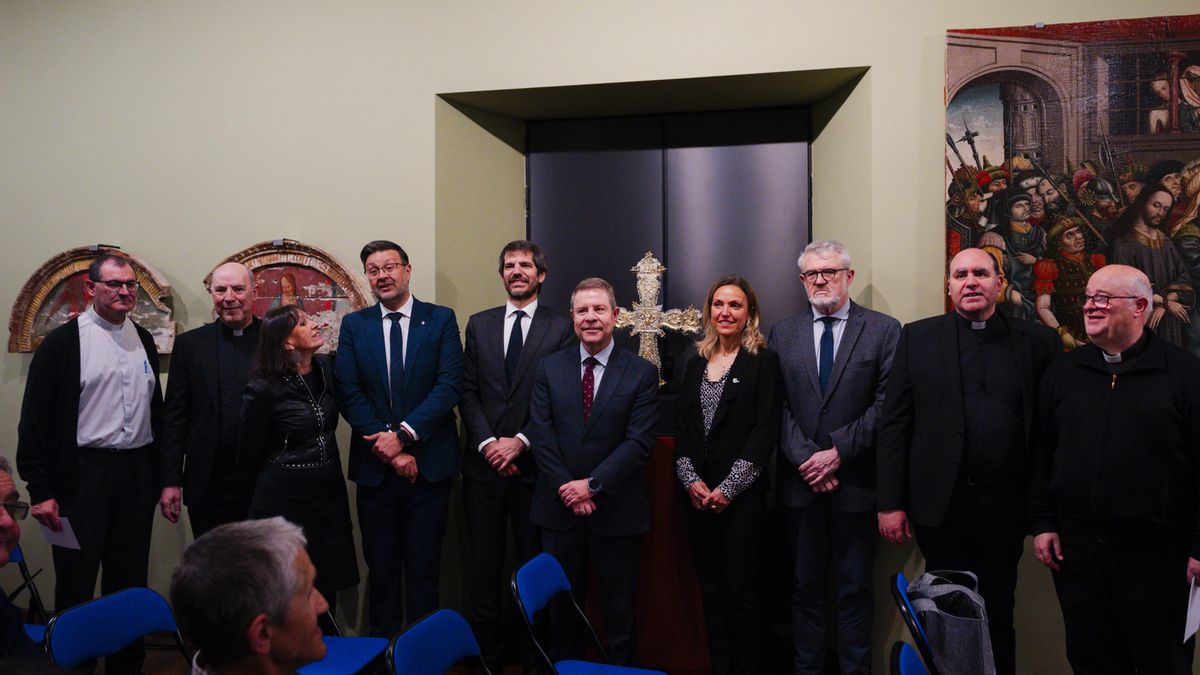 El presidente de Castilla-La Mancha, Emiliano García-Page, y el ministro de Cultura, Ernesto Urtasun, en el acto de restitución de obras incautadas y no devueltas por la dictadura franquista, en Sigüenza.