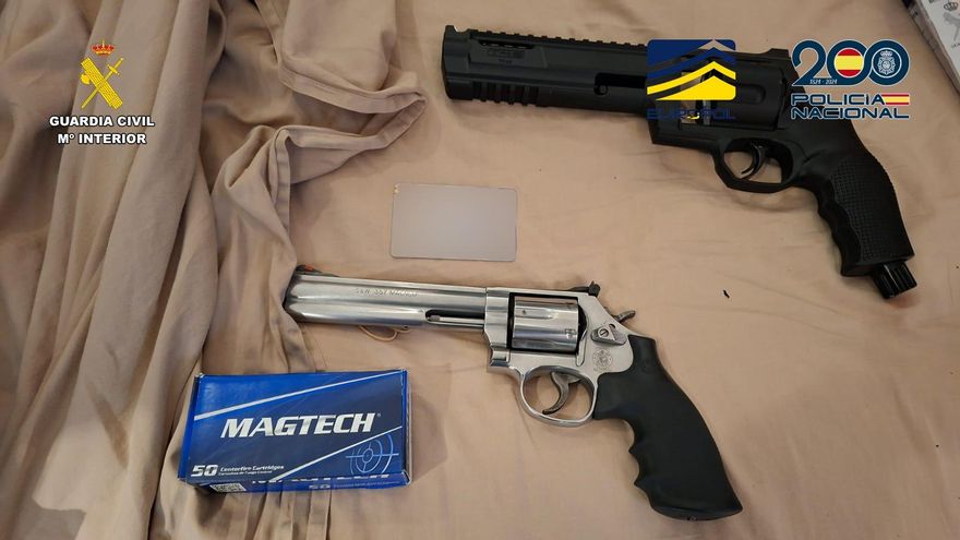 Durante el operativo policial también se han incautado dos armas de fuego