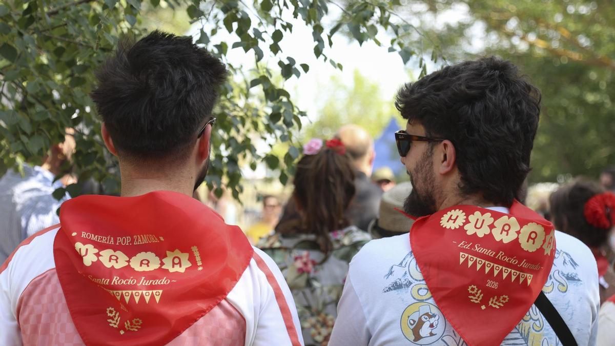 Dos jóvenes con un pañuelo de la 'romería pop' que recorre este sábado 30 de mayo las calles de Zamora y que este año rinde homenaje a 'Santa Rocío Jurado'
