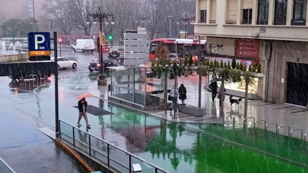 La nieve sorprende este lunes incluso en León capital y se mantiene aviso amarillo en la Montaña