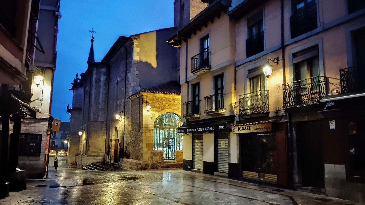 Y desde el mismo sitio, hacia la plaza Mayor, la Iglesia de San Martín.