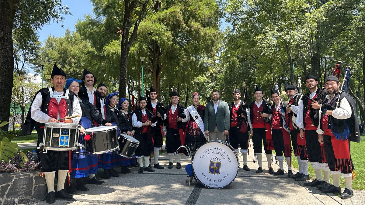 El presidente Barbón acompañado de gaiteros, durante su visita al Centro Asturiano de México.